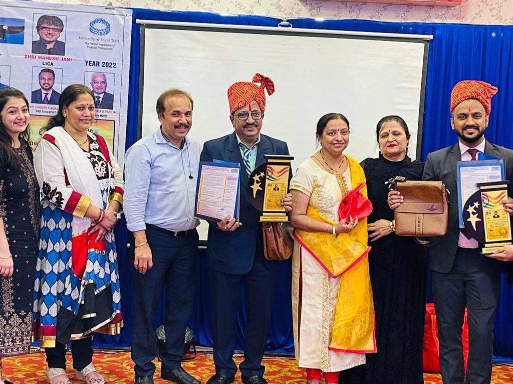 MDRT qualifiers felicitated on stage at the LIC branch function