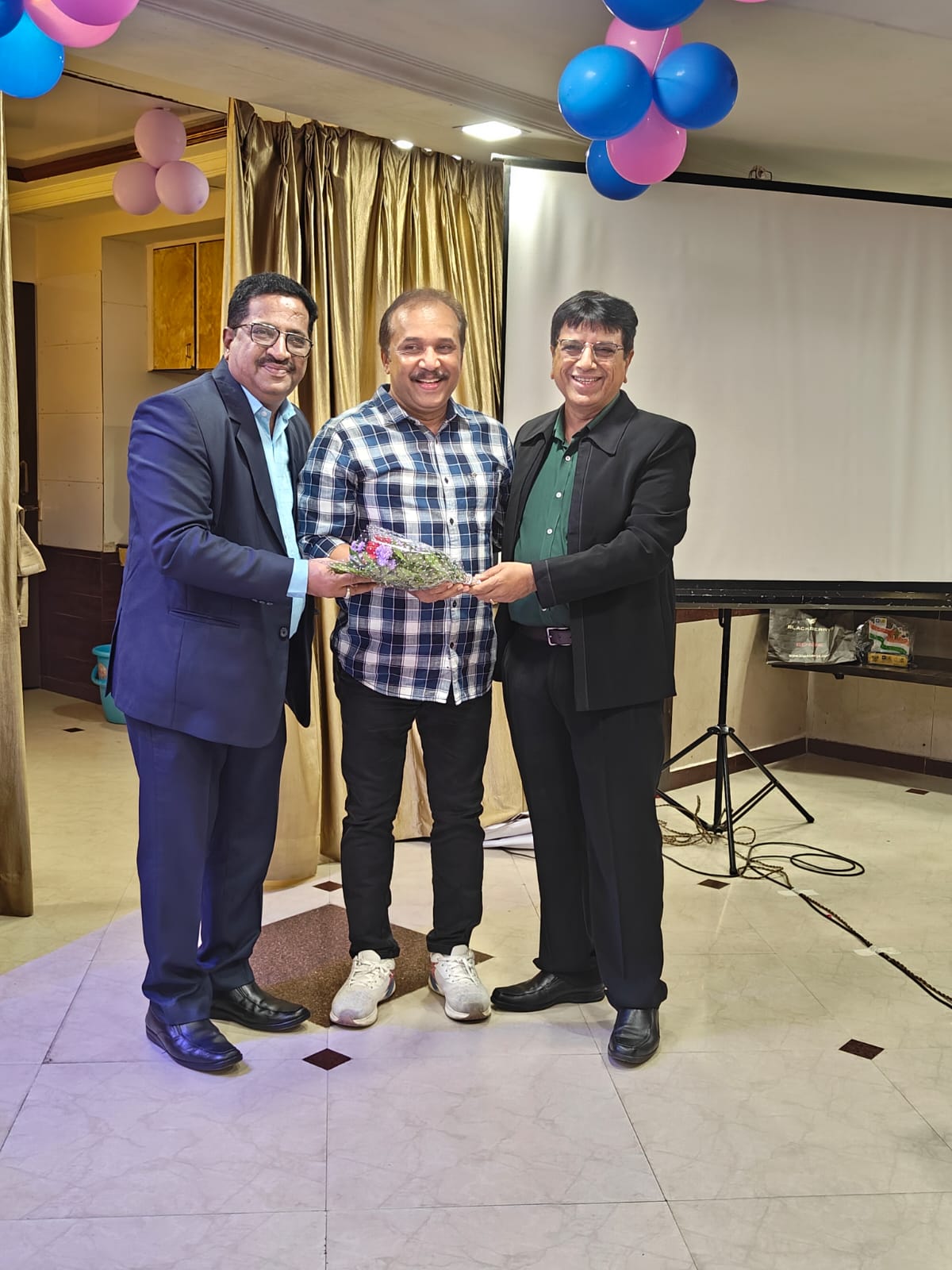 Praful Morjaria felicitating a guest at an LIC club member function