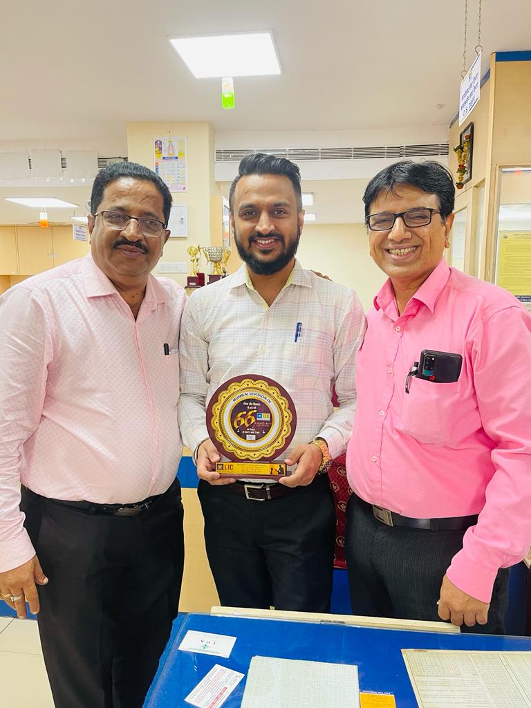 Darshit Morjaria with the LIC 66th anniversary Abhikarta Diwas award