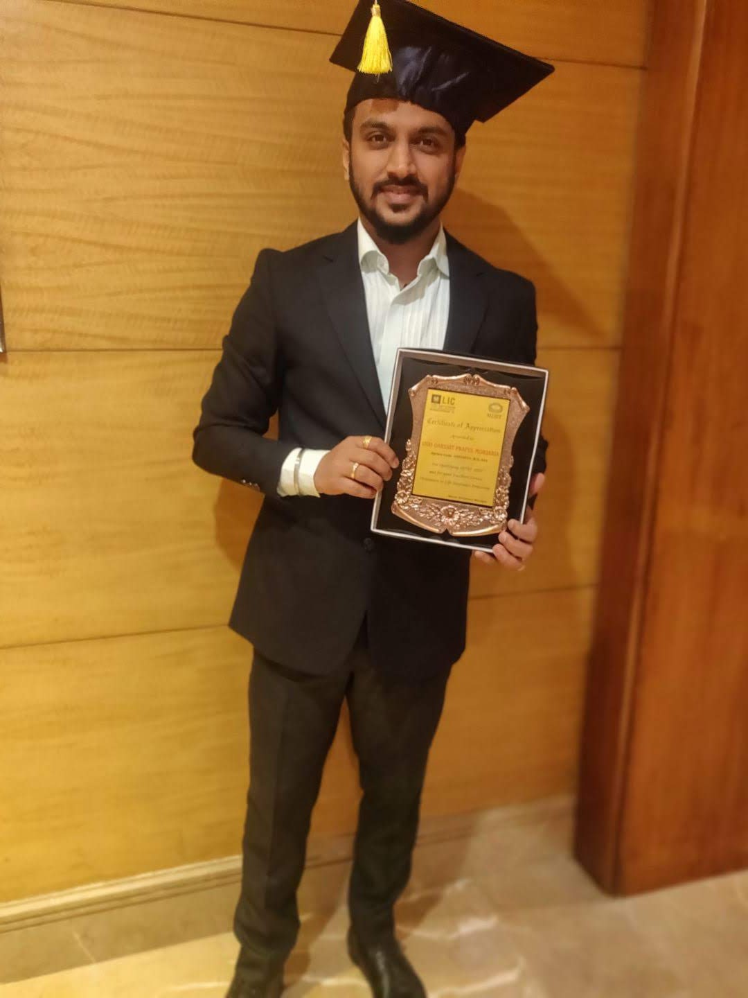 Darshit Morjaria with LIC MDRT certificate of appreciation