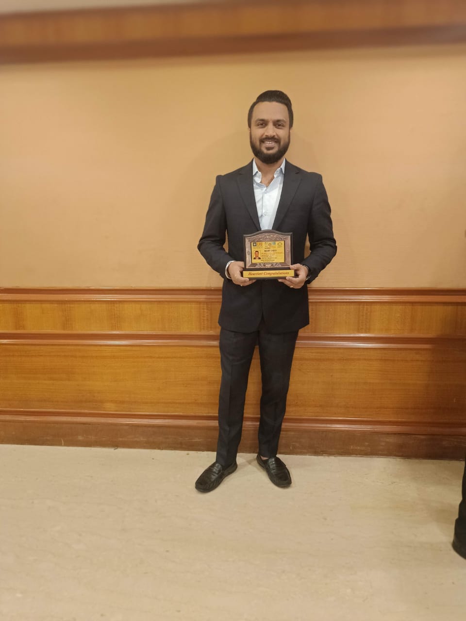 Darshit Morjaria with the MDRT congratulations memento